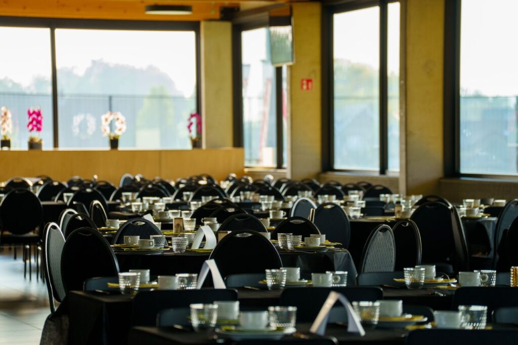 Vaste salle à manger d'une cantine scolaire avec tables dressées, un lieu clé pour les enjeux d'électrification de la restauration collective